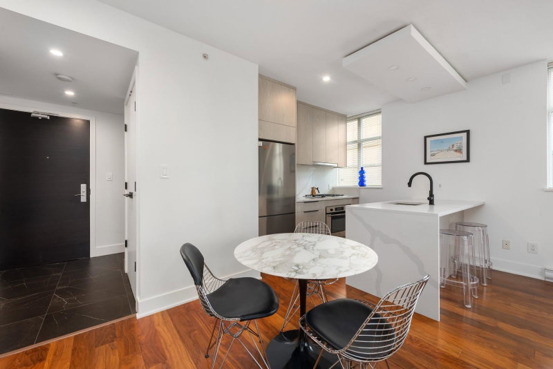 303 - 988 Richards Street