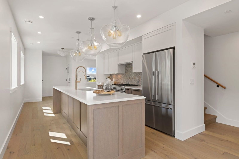 1 - 326 14th Street W