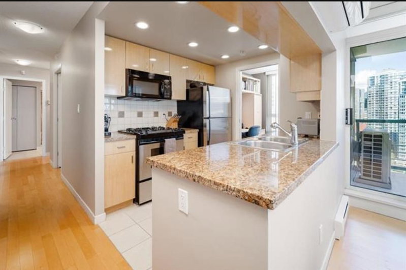 1907 - 1067 Marinaside Crescent