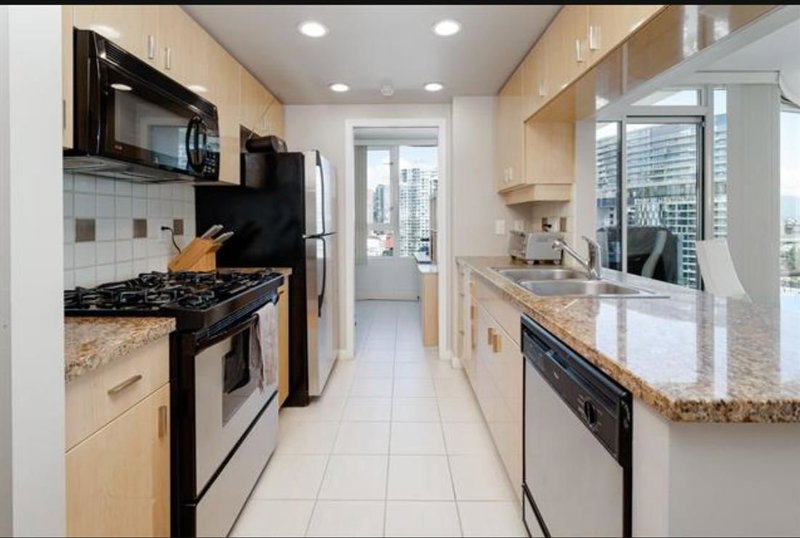 1907 - 1067 Marinaside Crescent