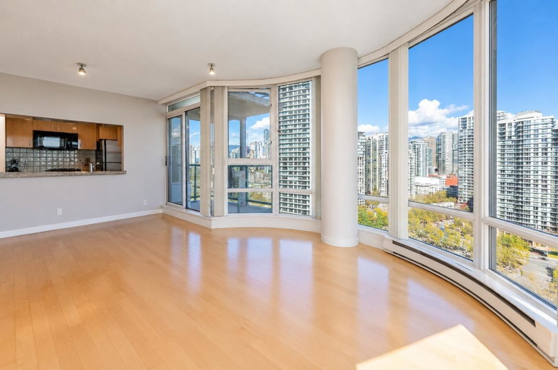 1907 - 1067 Marinaside Crescent