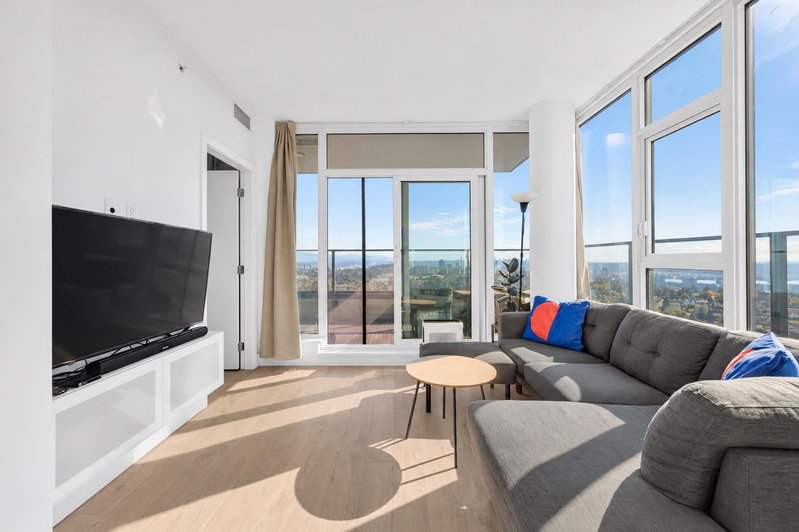 2807 - 7388 Kingsway