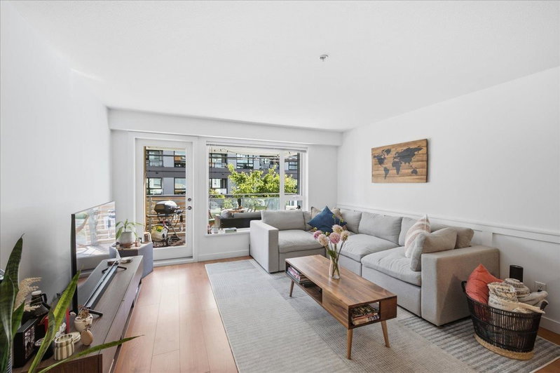 102 - 221 3rd Street E