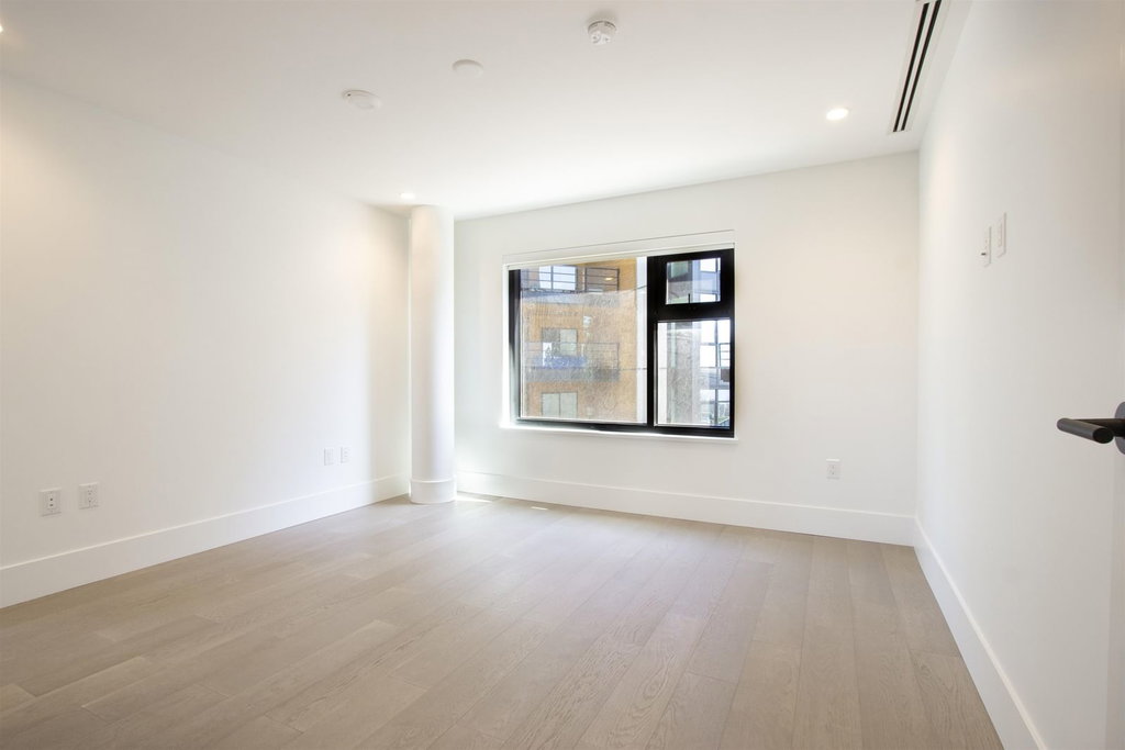 703 - 14825 Thrift Avenue 4
