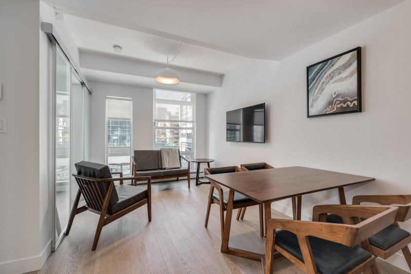 412 - 1283 Howe Street