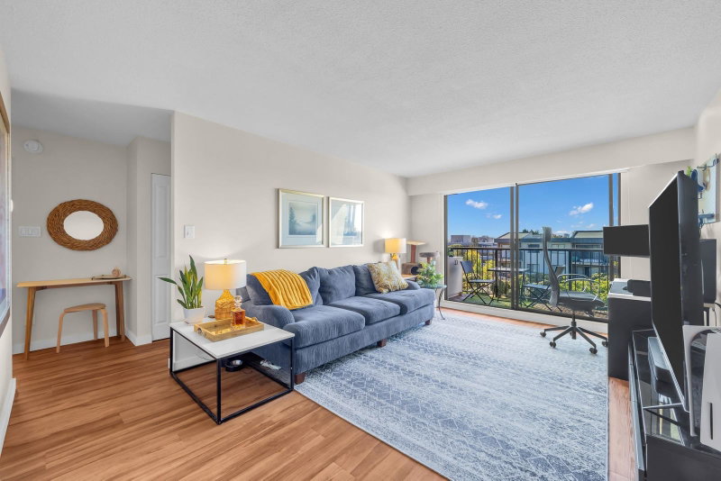 205 - 252 2nd Street W