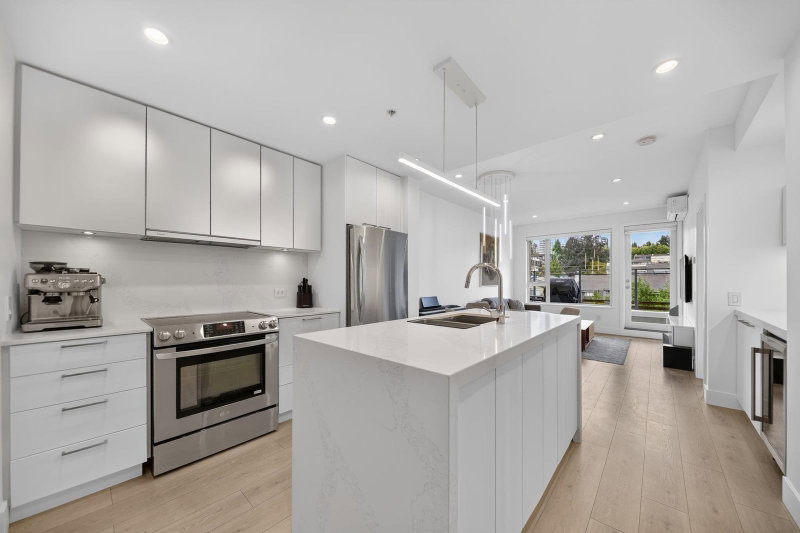 506 - 221 3rd E