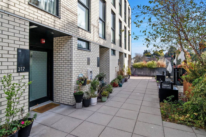 312 - 1647 Pender Street E
