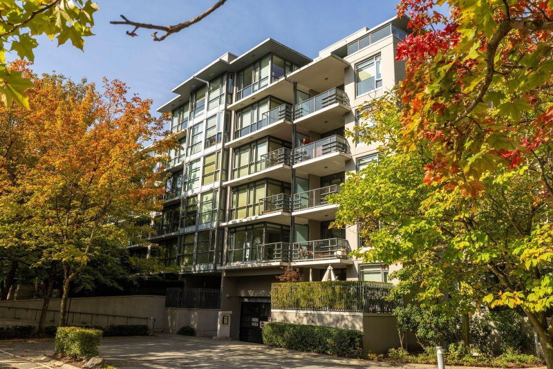 403 - 750 12th Avenue W