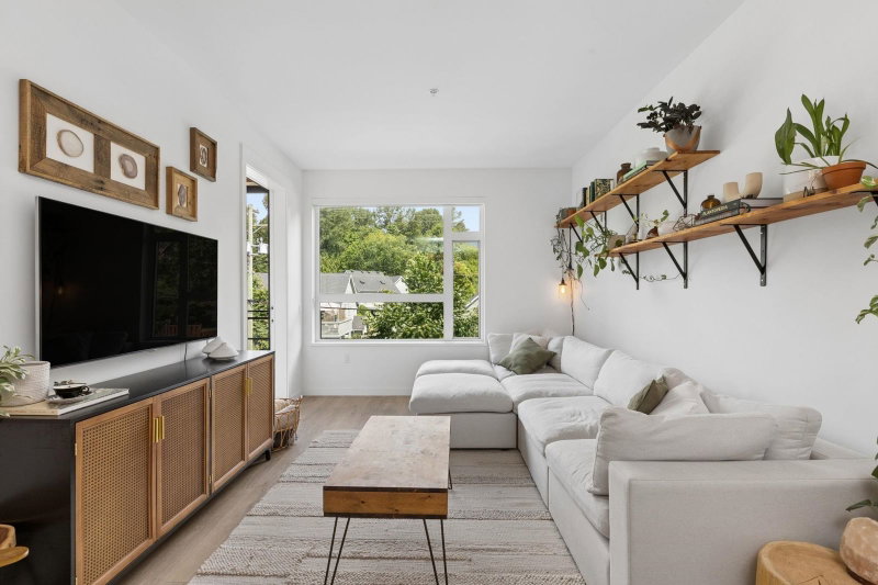 209 - 715 15th Street W