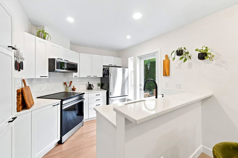 101 - 657 7th Avenue W