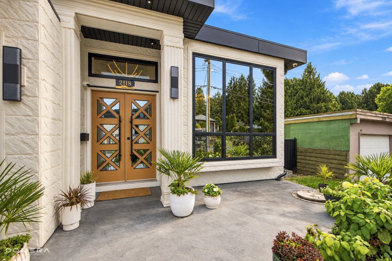 2118 Oakridge Crescent