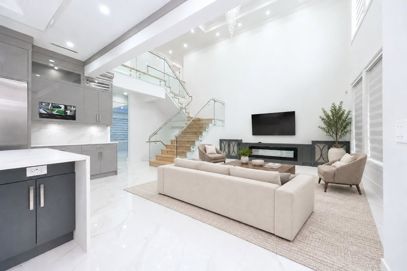 1100 Como Lake Avenue