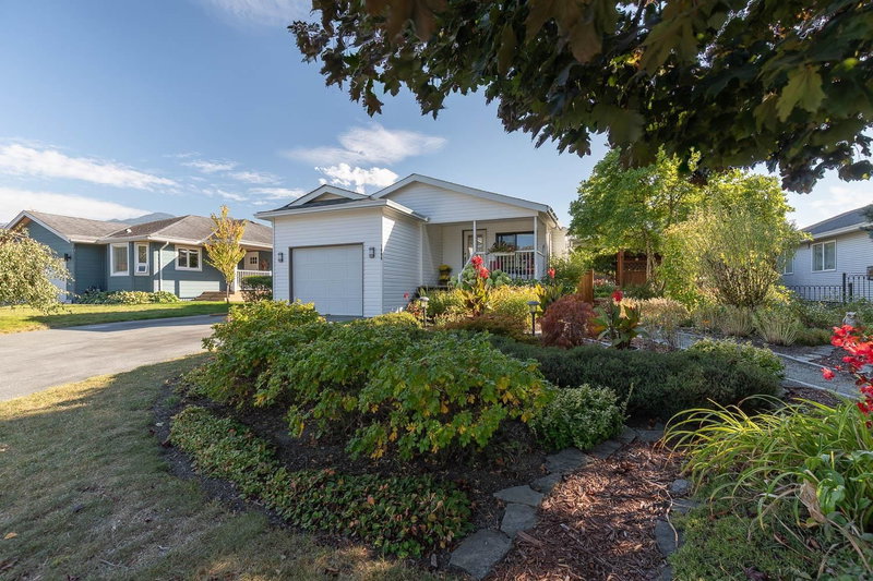 1008 Edgewater Crescent