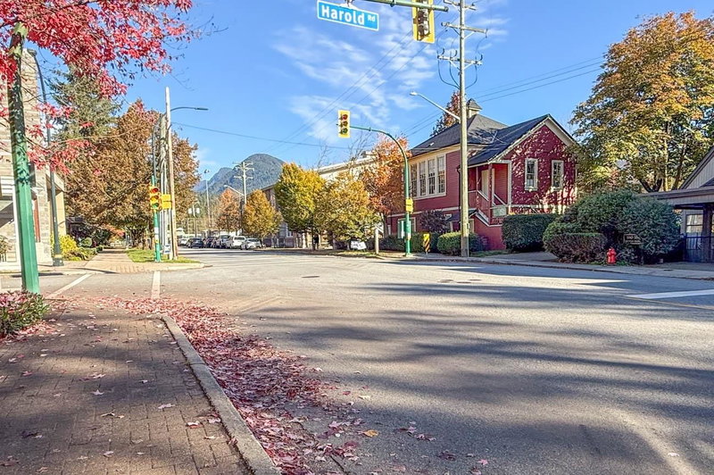 402 - 3205 Mountain