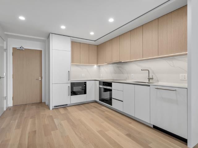 304 - 3963 Uplands Way