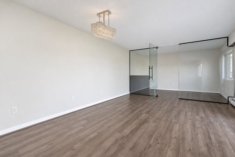 303 - 458 44th Avenue E