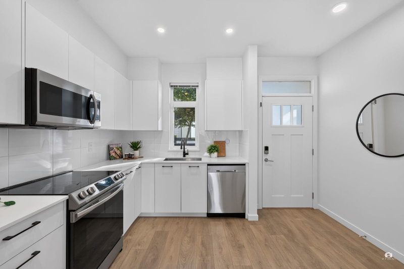 125 - 15235 Sitka Drive
