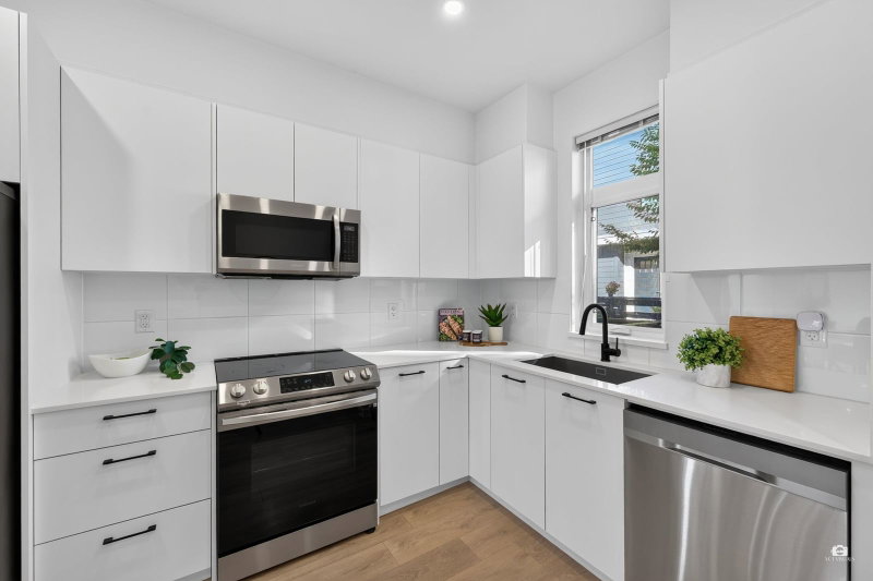 125 - 15235 Sitka Drive