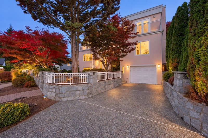 825 Everett Crescent
