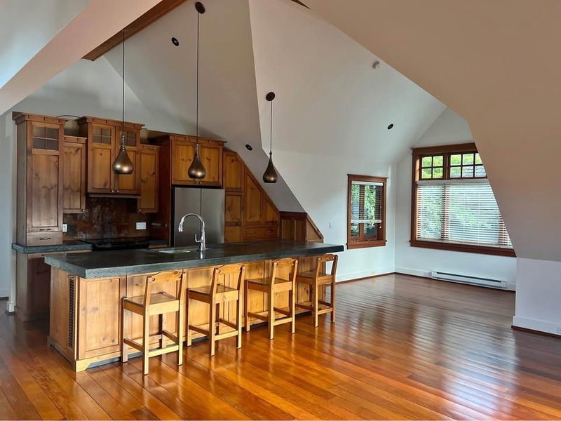 COACH HOUSE - 2751 Taylor Lane