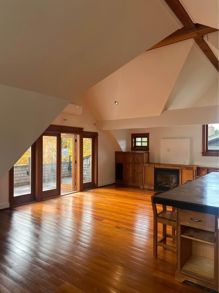 COACH HOUSE - 2751 Taylor Lane