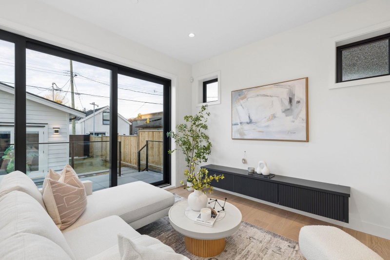 2 - 2733 William Street