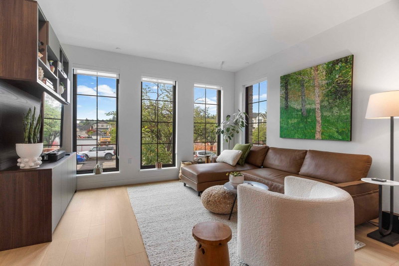 102 - 157 King Edward Avenue W