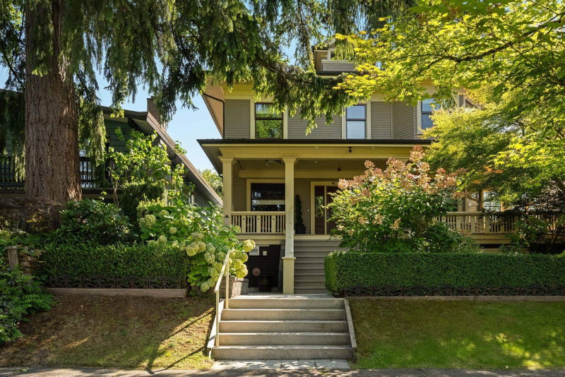 330 14th Avenue W