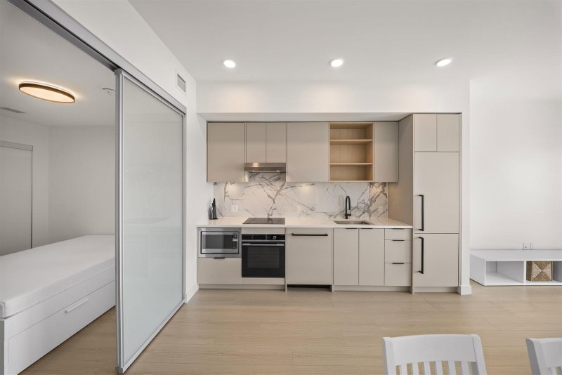 503 - 422 3rd Street E