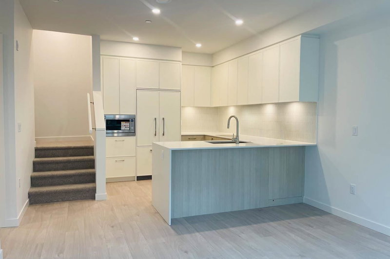 118 - 958 Lytton