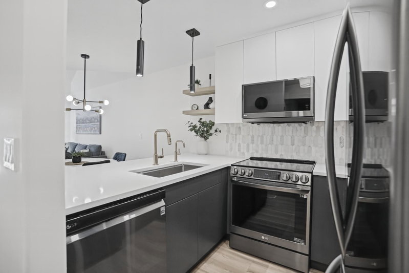 412 - 328 Esplanade Avenue