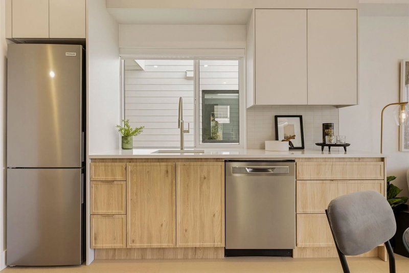 2 - 328 14th Street W