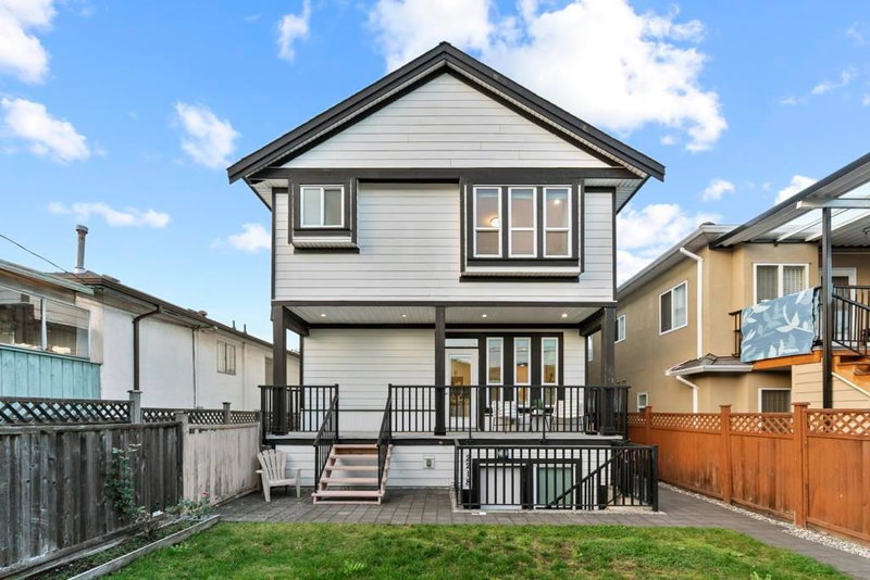 2216 Mannering Avenue