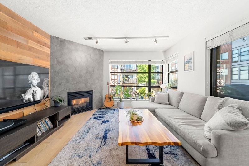 404 - 124 3rd Street W