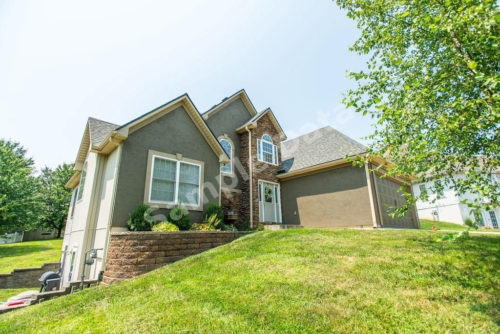 210 Westgate Circle photo 4