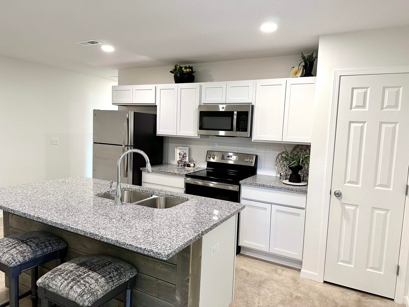 1912 Hydraulic ST, Wichita, KS 67214