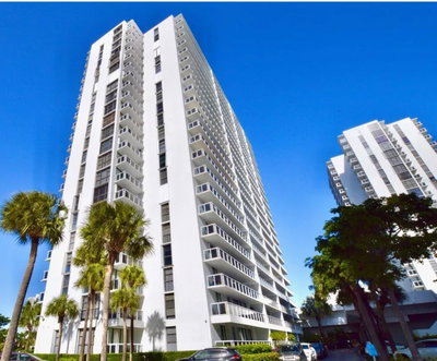 20505 COUNTRY CLUB Drive, Miami, FL, 33180 — photo 2