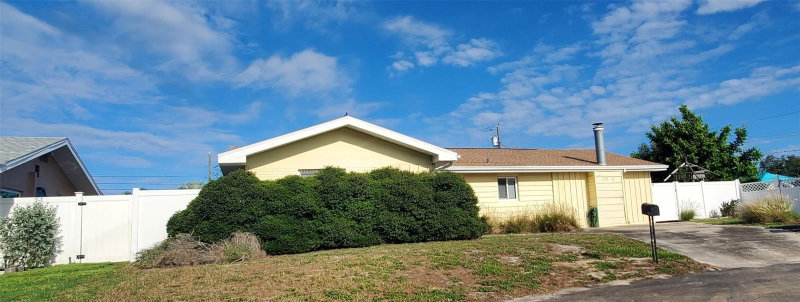 9956 136th St, Seminole 33776