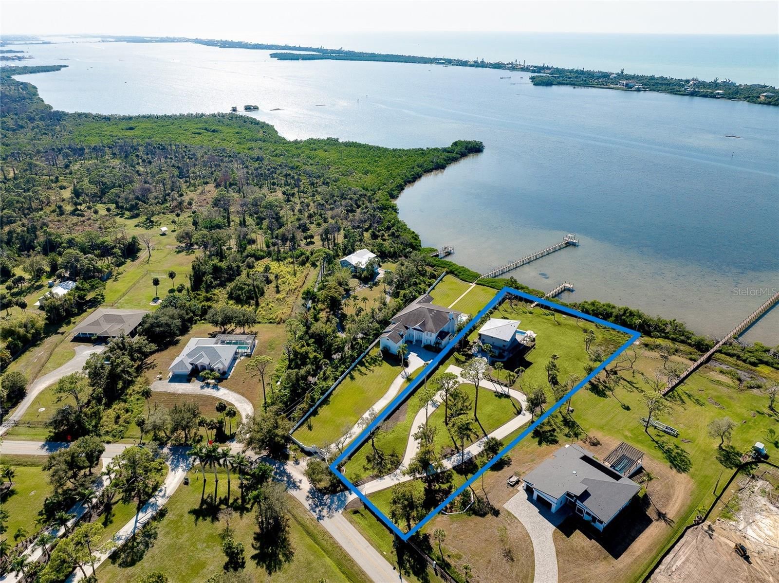 1089 Bayshore Dr