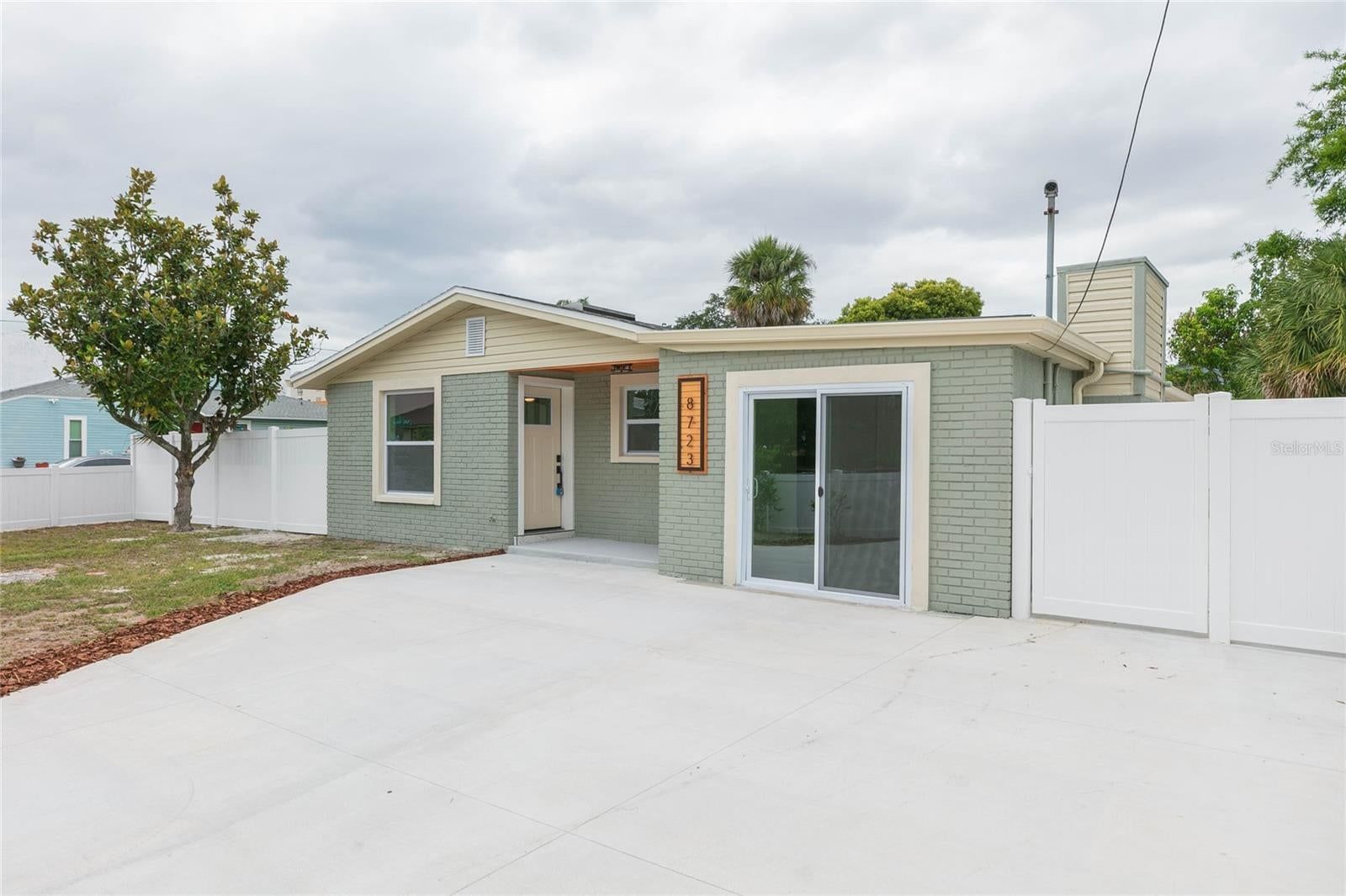 8723 N River Forest Cir, photo 1