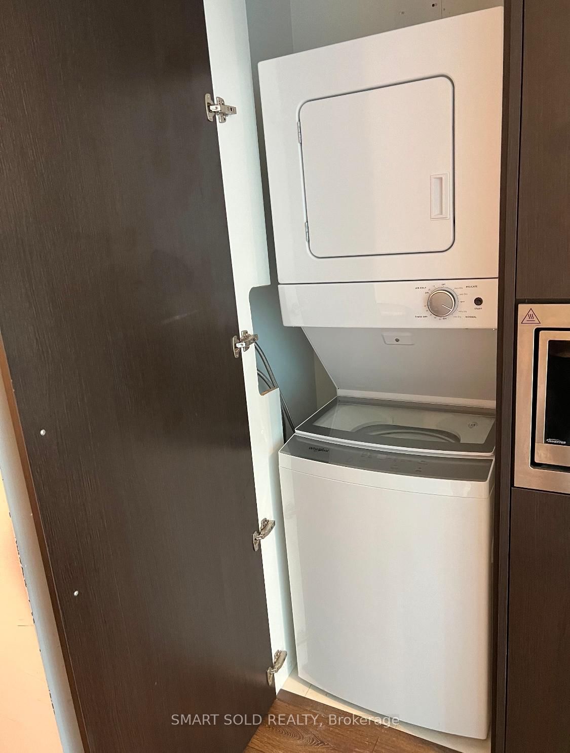 This Open-concept beautiful studio is located in the heart of the Entertainment District where all convenience is within reach. Soaring 9ft Ceiling & Extra Large Windows. Modern kitchen with built-In Appliances. Minutes To P.A.T.H., TTC & Subway Station.