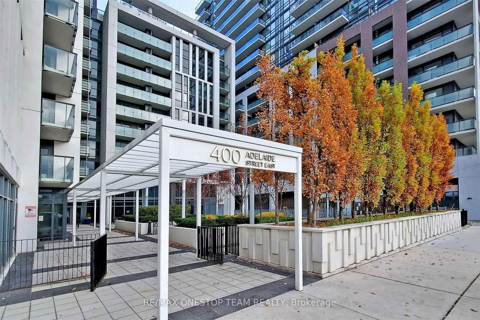 One Bdrm + Den W/ Door Can Be Used As 2nd Bedroom. Two Full Bath! Floor To Ceiling Windows,Granite Kitchen Counters. No Carpet Throughout! Master Bdrm With Walk-In Closet & 4 Pc. Ensuite. Walking Distance To TTC, George Brown College, Distillery District, St. Lawrence Market.
