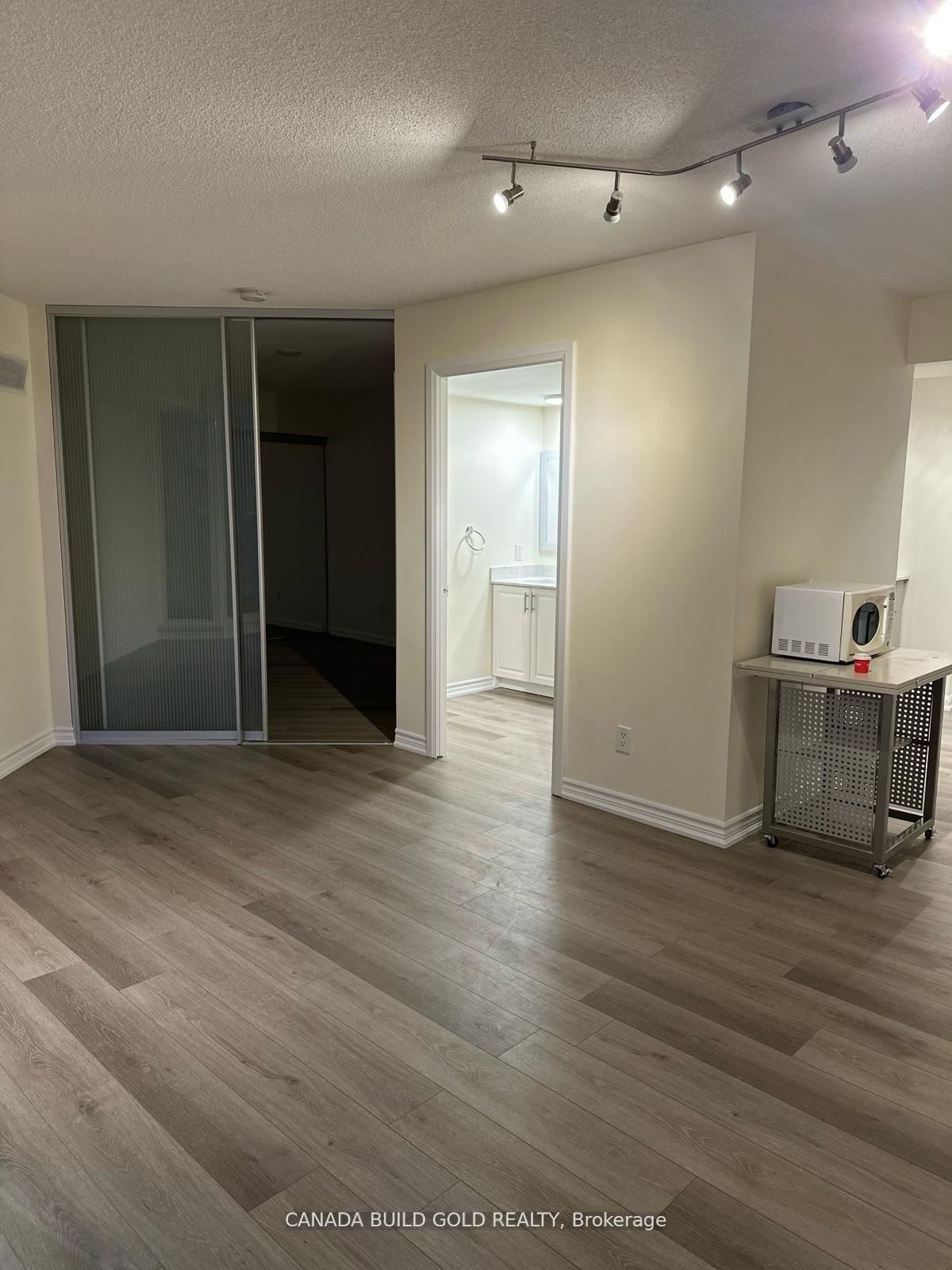 Centrally Located Spacious One Bedroom Condo Unit Available In A Coveted Area. Close To Transit, Shopping, Universities, Hospitals And More. One Parking Spot Available For Rent As Well.
