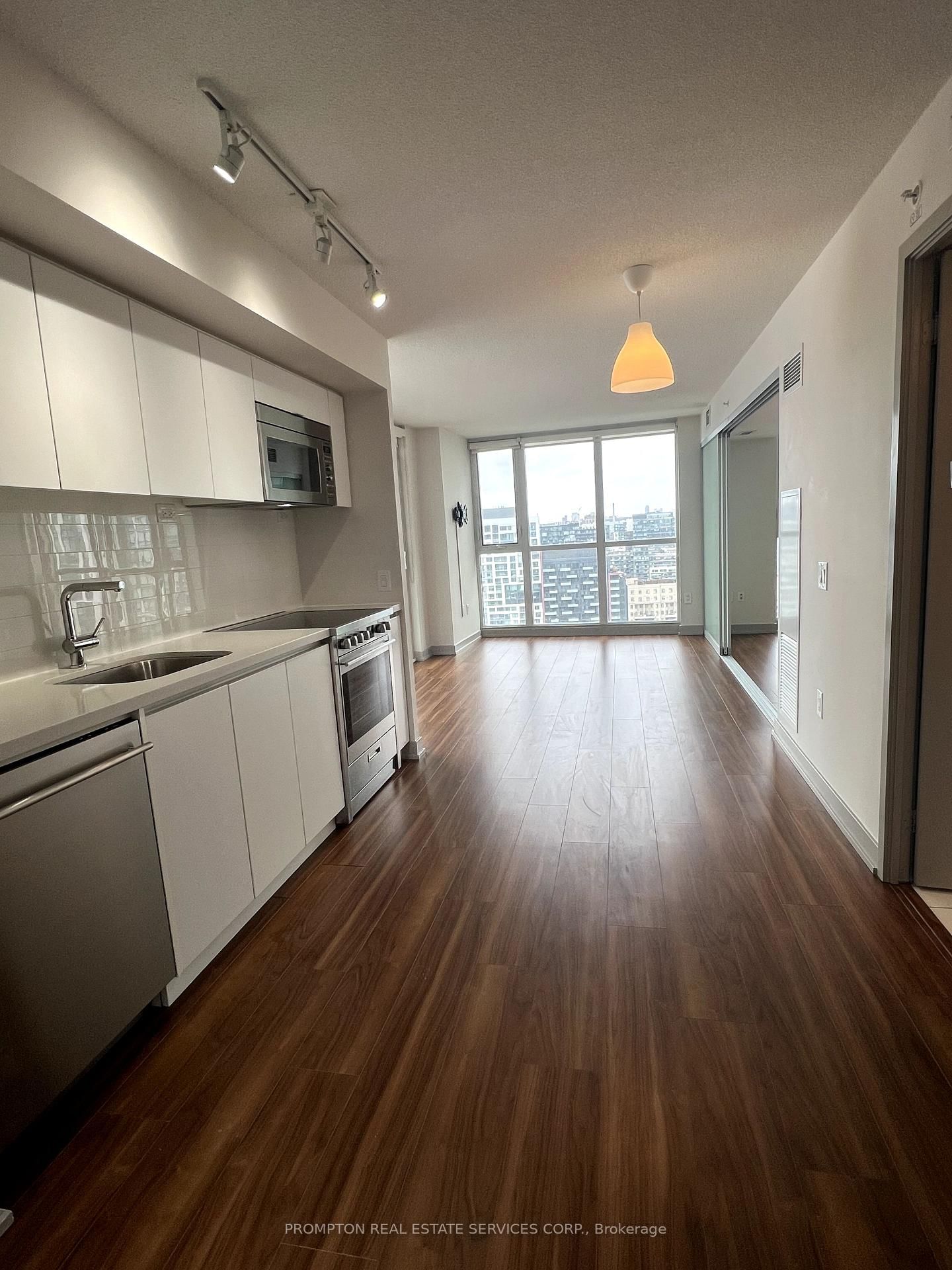 Beautiful And Bright One Bedroom Suite Located In The Heart Of Downtown Toronto. It Features A Functional Layout And A Modern Kitchen With High-End Appliances And Cabinet Organizers. The Spacious Living And Dining Areas Are Bathed In Natural Light From Floor-To-Ceiling Windows, While This Coveted Corner Unit Treats You To Breathtaking, Uninterrupted Lake And City Views. With Water And Heat Utilities Included, As Well As Direct Access To Exceptional Building Amenities Such As An Indoor Pool, Gym, Basketball Court, Sauna, And More. 24-Hour Concierge. Steps To The Ttc, Canoe Landing Park, Rogers Centre, Shopping, Groceries, Ttc, Lakeshore.