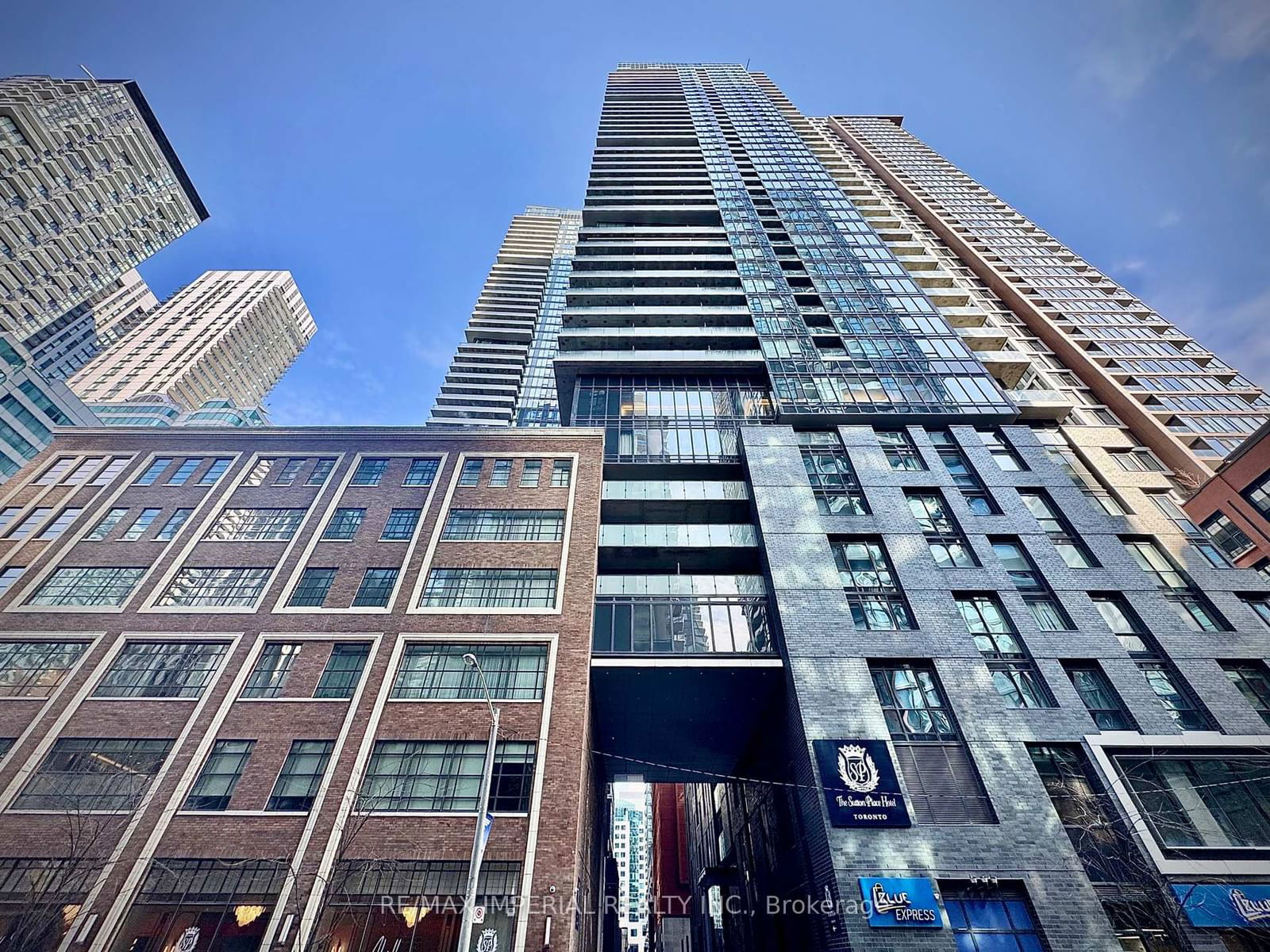 ***PENTHOUSE UNIT***Welcome to this stunning west-facing 1-bedroom penthouse in King Blue South Tower, featuring floor-to-ceiling windows, 10-ft ceilings, a private balcony, and a spacious, carpet-free layout with plenty of natural light. Prime downtown location steps to the PATH, Financial District, Entertainment District, and TTC at your doorstep, with easy access to Union Station, GO Stations, and the Gardiner Expressway. Enjoy top-tier amenities, including a rooftop terrace with outdoor deck, indoor pool, fitness center, multi-media room, 24/7 concierge, and a private courtyard for car/limo pick-up and drop-off. 98 Walk Scorewalk to shops, restaurants, bars, and theaters. Tenant pays water & hydro.