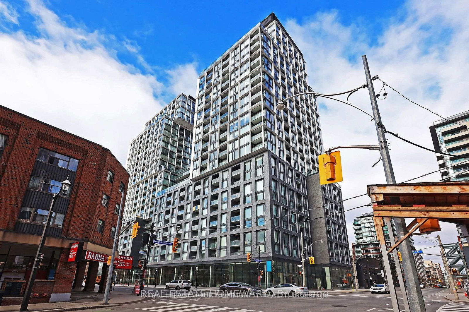 One Bedroom Luxury Condo Located In The Heart Of Downtown Toronto's Most Loved Neighbourhood. Open Concept Modern Kitchen W/ B/I Appliances. 5 Star Hotel Amenities: Gym, Yoga Room, Theatre/Media Room, Guest Suites, Outdoor Pool, Party Room & Visitor Parking, 24/7 Concierge. AAA Location, Steps To St. Lawrence Market, George Brown College, Financial District, Restaruants, Shops & DVP.