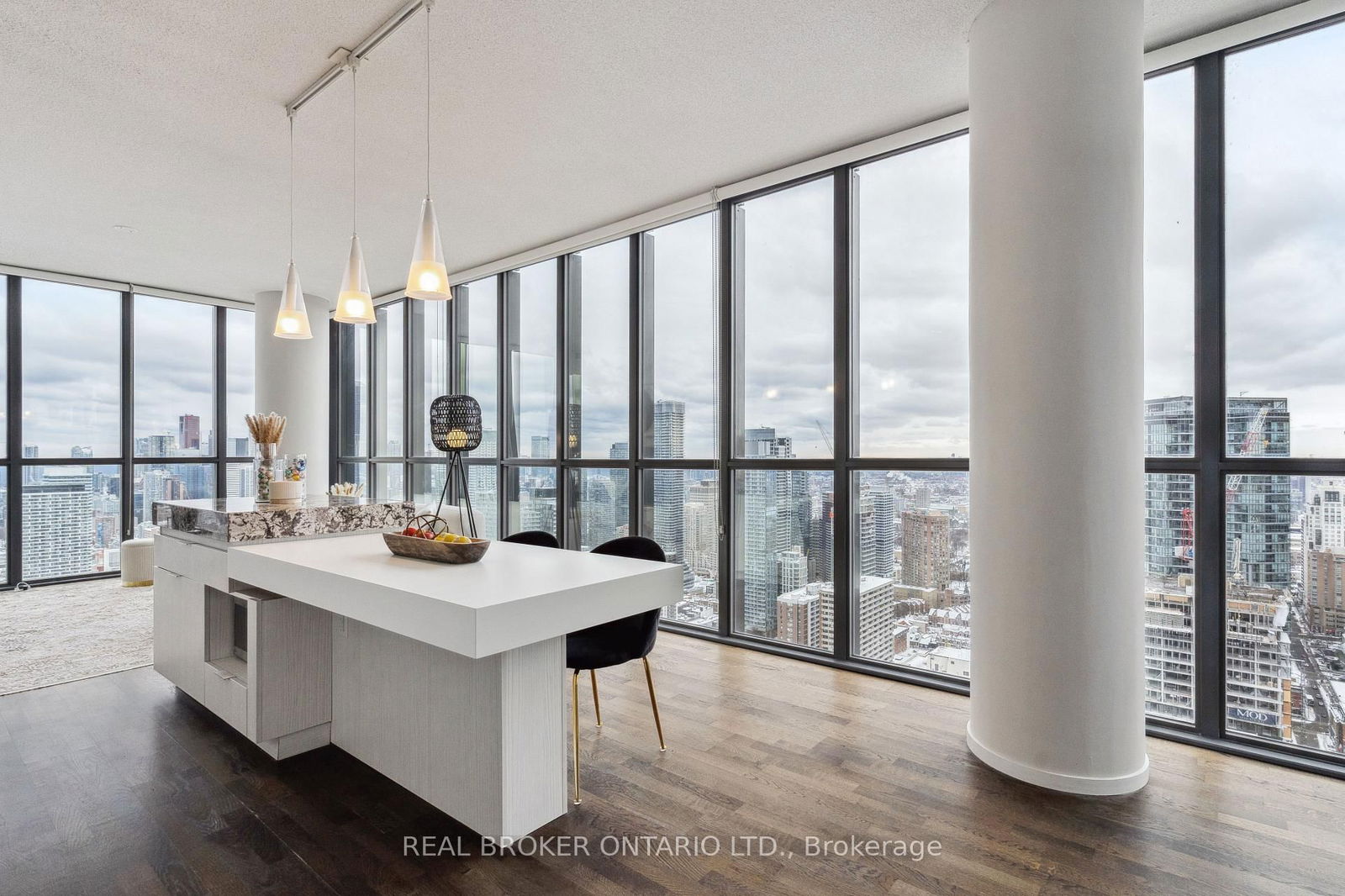 Welcome To Luxury Living At X2 Condos By Great Gulf. Spacious 2Bdrm 2Bath W/ Spectacular Unobstructed Southwest Views, Bright Corner Suite W' 11Ft Floor To Ceiling Windows, Modern Finishes, Open Concept Gourmet Kitchen W' Granite Centre Island. Amazing Outdoor Pool, Top Of The Line Gym, Yoga Studio & Much More. Parking & 1 Locker Included. Location! Steps To Restaurants, Shops At Yorkville, Bloor & Yonge Subway, U Of T And Ryerson.
