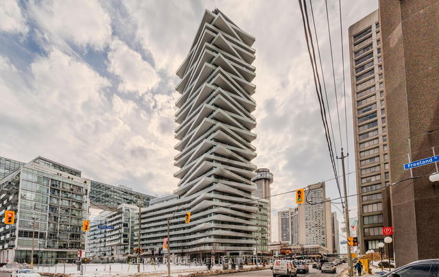 921 - 15 Queens Quay