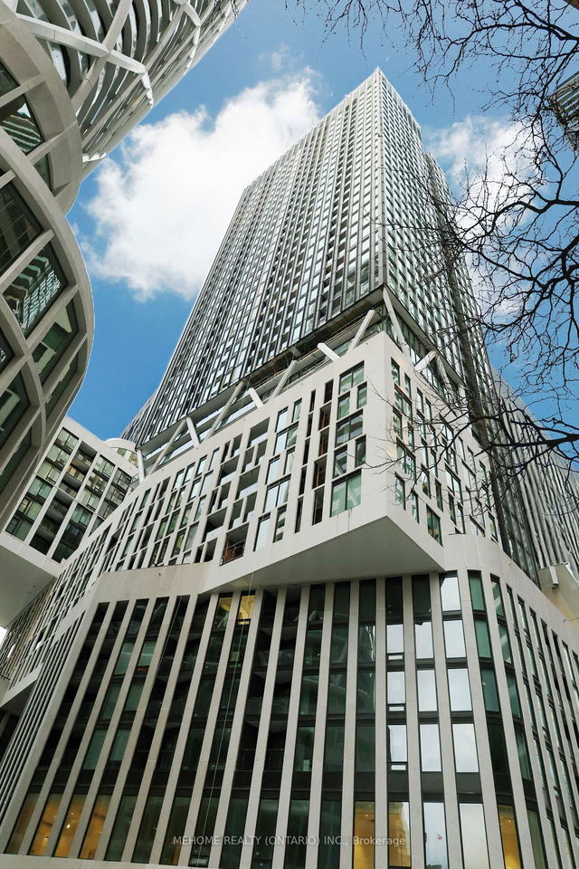 904 - 238 Simcoe Street